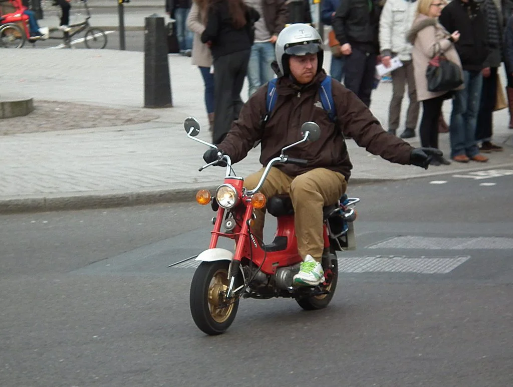 ¿Cómo aprender a conducir una motocicleta? Así­ no...