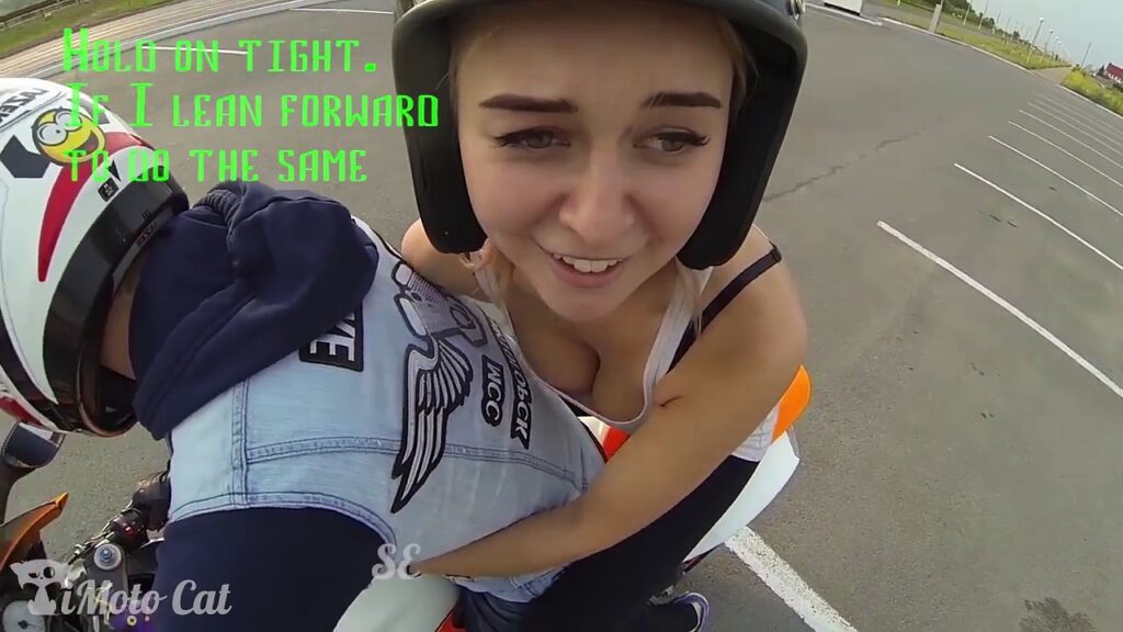 Chica asustada en motocicleta |  Fallos de construcción de motocicletas y accidentes de motocicleta
