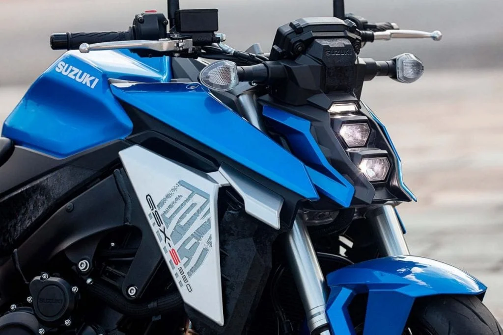 una vista frontal de la nueva GSX-s950, en Triton Blue.