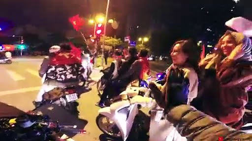Las bicicletas celebran la victoria de Vietnam en Affcup con hermosas chicas - Motovlog