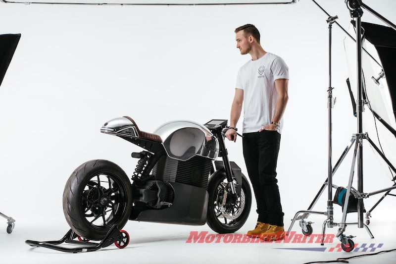 Prototipo de motocicleta eléctrica Savic 2019 ordena reveses