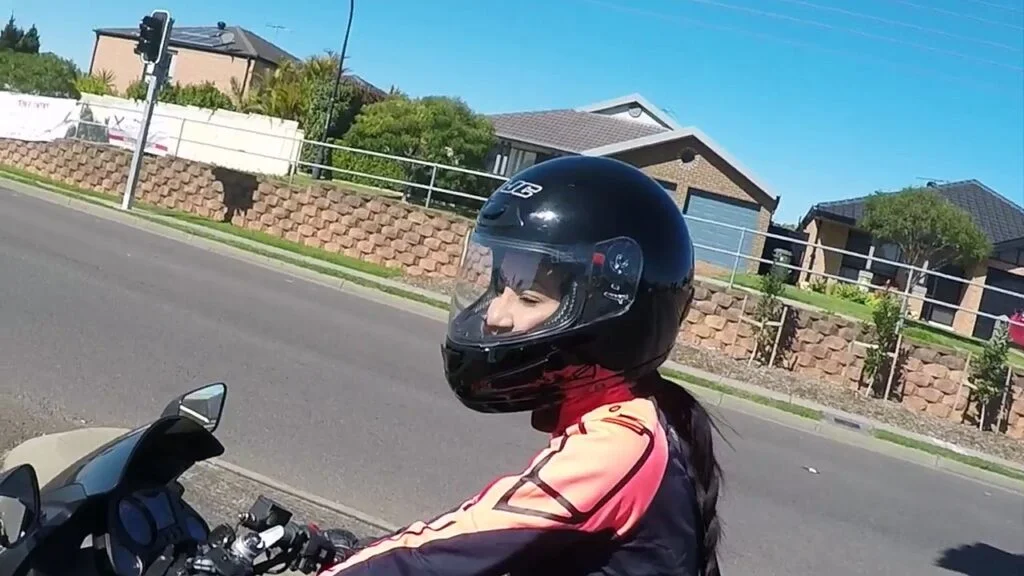 chica del gimnasio de la motocicleta