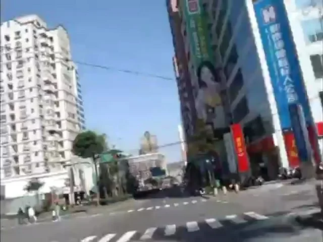 niña llora en la motocicleta