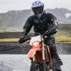 un ciclista disfrutando de un dí­a lluvioso en un paseo en motocicleta por el Wild Triumph