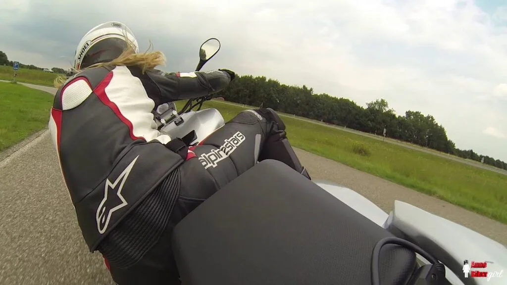 BIKERGIRL KNEEDOWN |  SV650N |