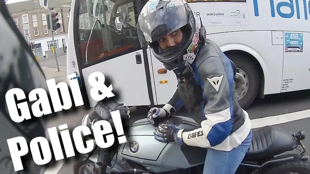 Biker Girl SORPRESA EN LA POLICÍA ENCUBIERTA (Divertido) |  Motovlog dual