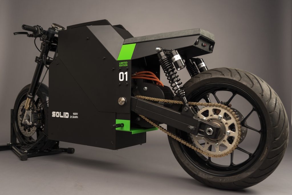 Vista lateral de la motocicleta eléctrica ecológica SOLID CRS-01