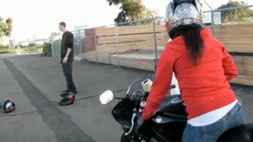 Chica caliente hace acrobacias en motocicleta (HD)