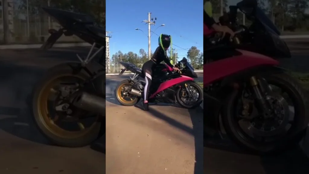 Chica motociclista haciendo agotamiento ????