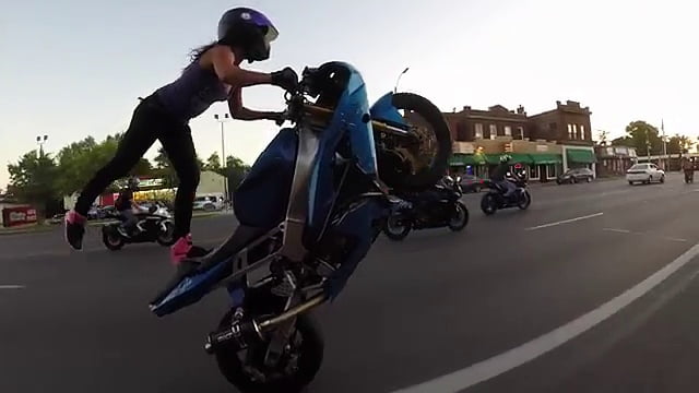 Crazy girl realiza acrobacias en motocicleta en las calles de St. Louis 2015