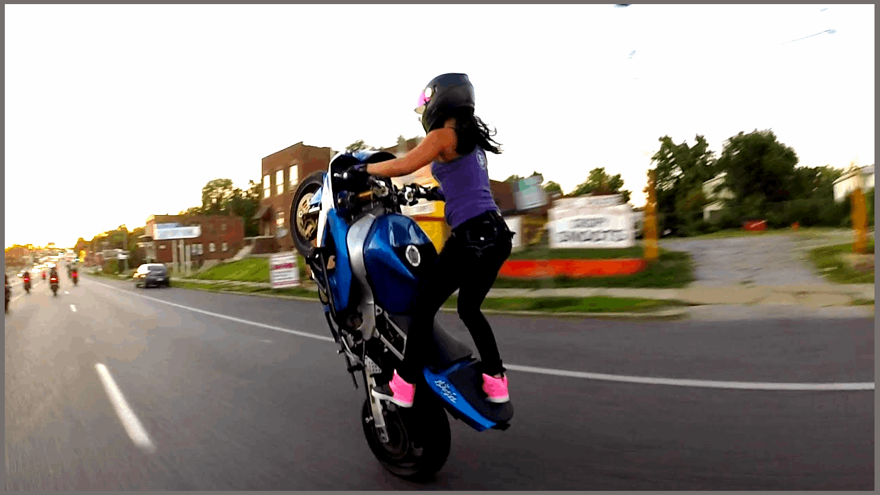 Cute Girl - Super Driver hace acrobacias en motocicleta