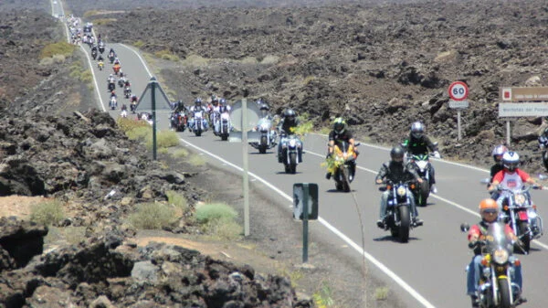 Un grupo de motociclistas recorre de manera escalonada la isla de Lanzarote.