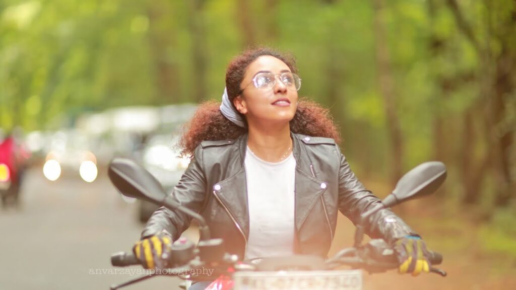 DIARIO DE CHICAS EN MOTOCICLETA | Pearle Maaney | Srinish Aravind