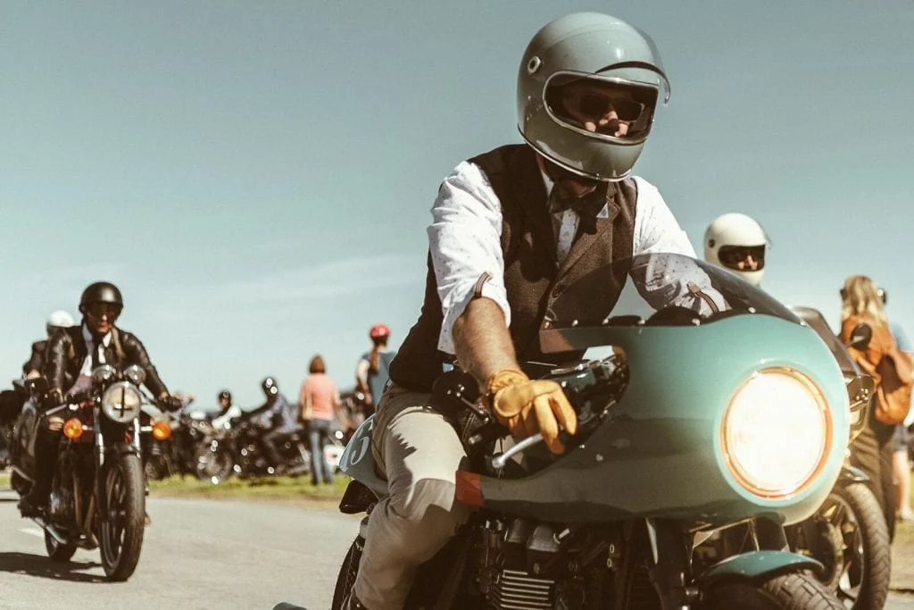 Un ciclista contribuye al evento Distinguished Gentleman's Ride