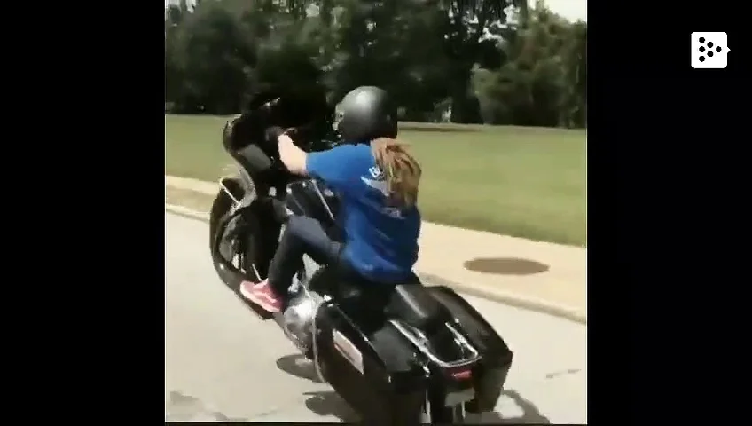 Esta chica es experta en caballos en moto.