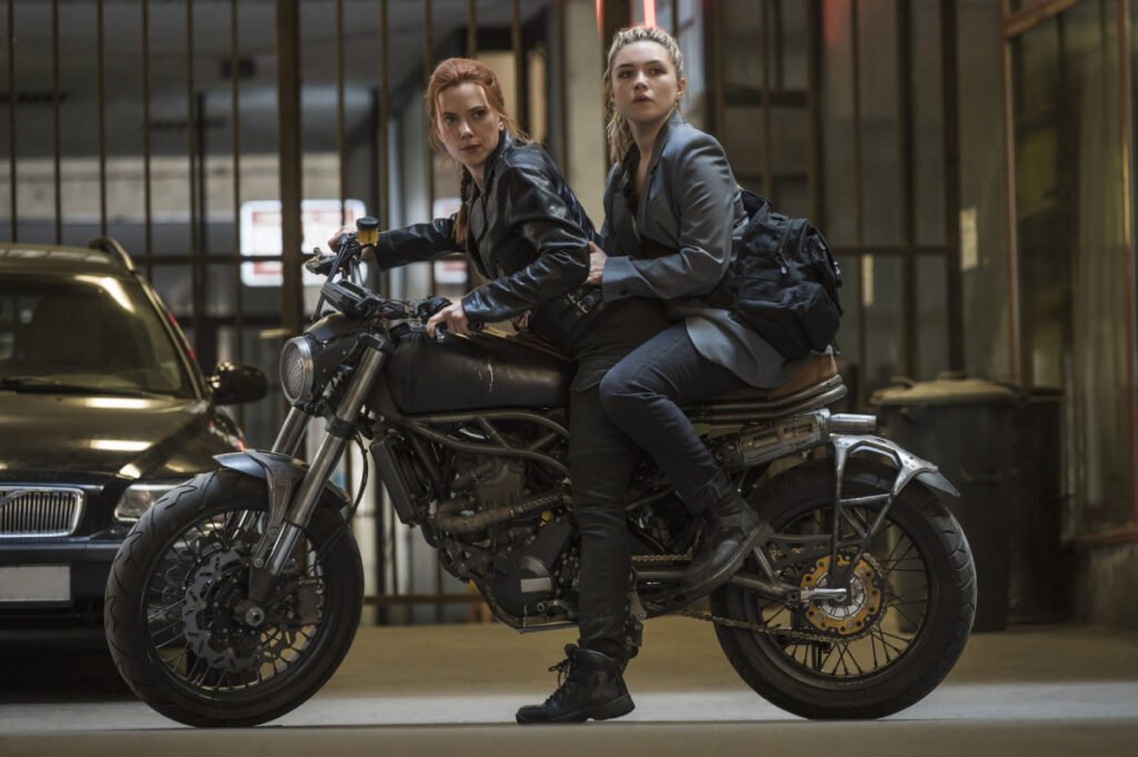 Scarlett Johansson y Florence Pugh a lomos de la moto de