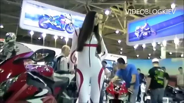 Exposición de motos y hermosa chica.
