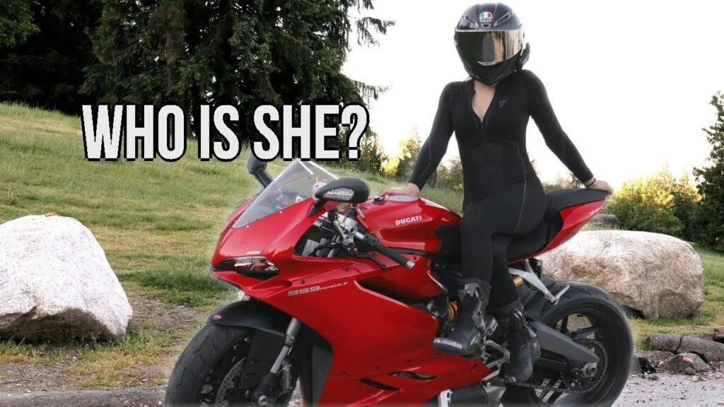 LINDA CHICA monta una Ducati 959 Panigale