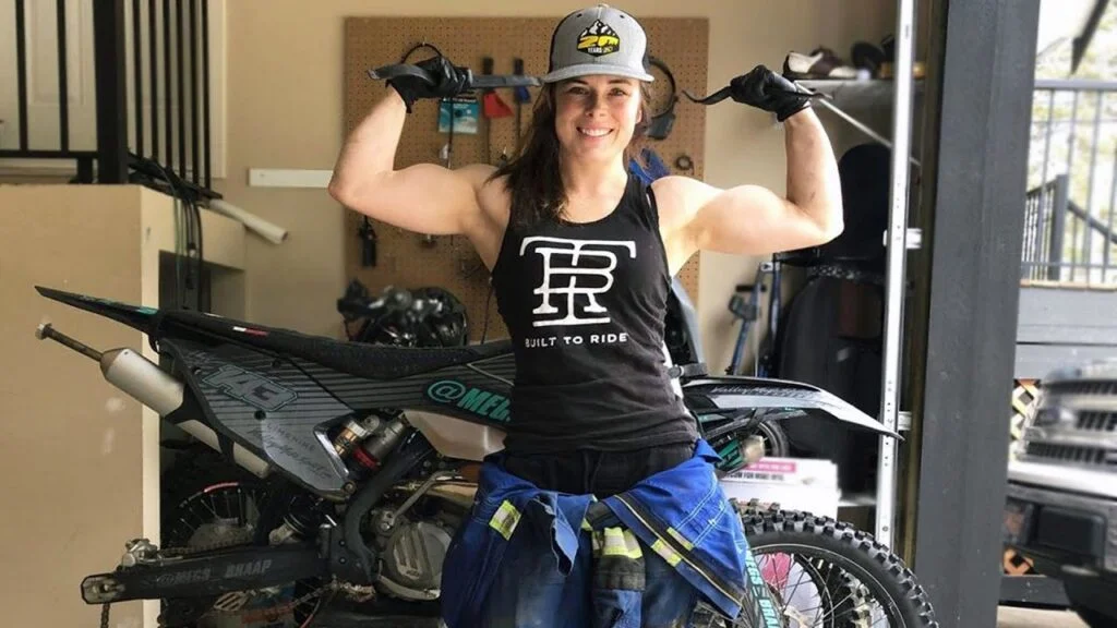 La chica en moto más fuerte en una bicicleta de enduro.

