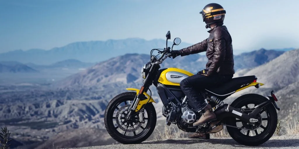 un conductor de la Ducati Scrambler