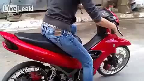 Manejo una chica de accidente de motocicleta