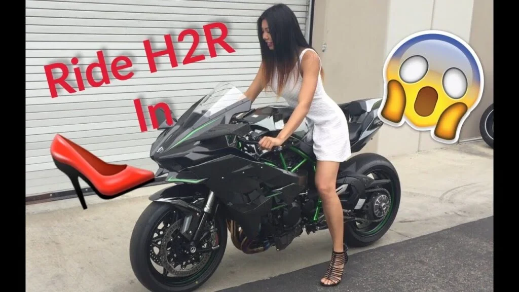 Motociclista monta Kawasaki Ninja H2R Jumping