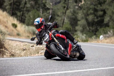 Prueba BMW S 1000 R 2021: tecnologí­a punta con manillar y...