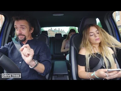 Richard Hammond saca a sus hijas de la carretera