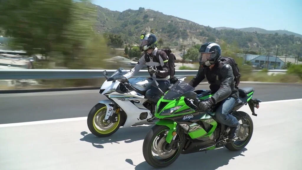 Bicicleta deportiva vs.  Bicicleta desnuda: ZX-6R vs.  YZF-R6 y Z900 vs.  FZ-09 - EN DOS RUEDAS