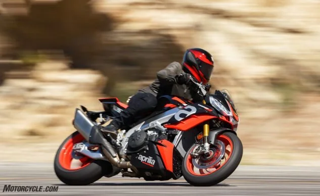 2021 Comentario de video Aprilia Tuono V4