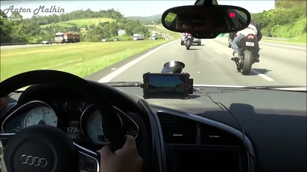 Audi R8 vs motocicletas