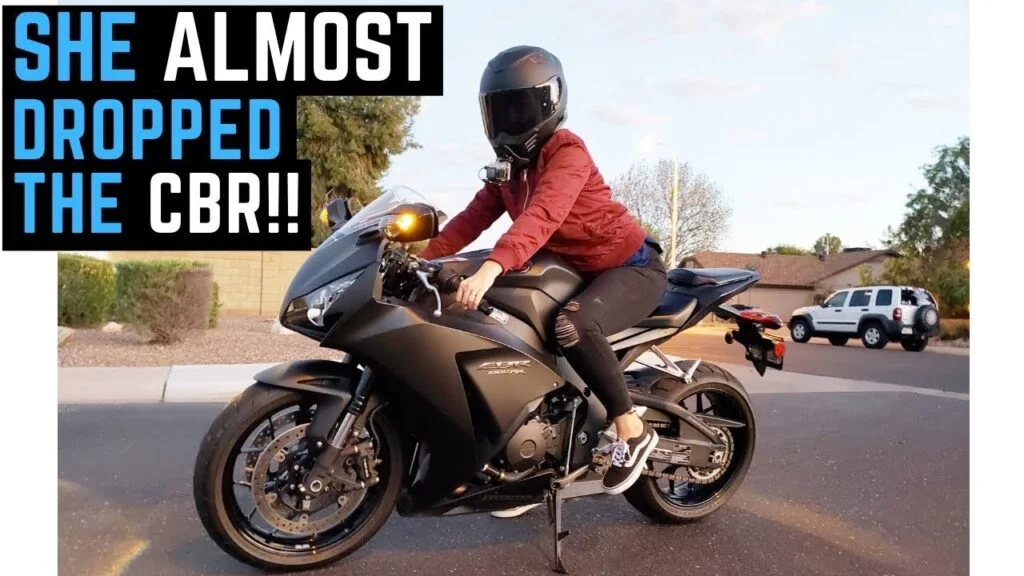 Mi esposa intenta montar una bicicleta deportiva CBR1000RR |  Casi se cae |  ¡Nuevo piloto en una bicicleta de un litro!