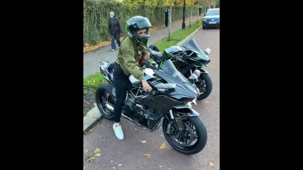 Motociclista montando Kawasaki Ninja h2 por @rubyrides #bikergirl