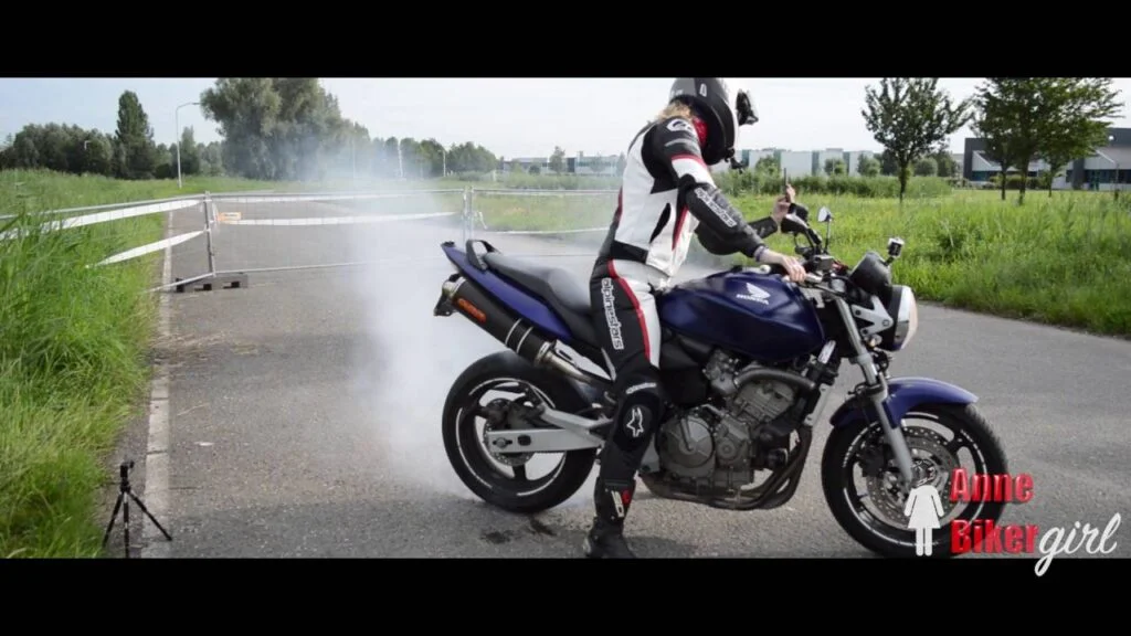 BIKERGIRL BURNOUT |  Honda CB600F Hornet |