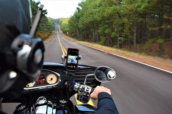 USAR UN TELÉFONO MIENTRAS CONDUCE SU MOTOCICLETA