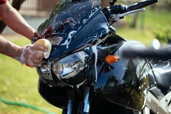 CÓMO LIMPIAR SU MOTOCICLETA