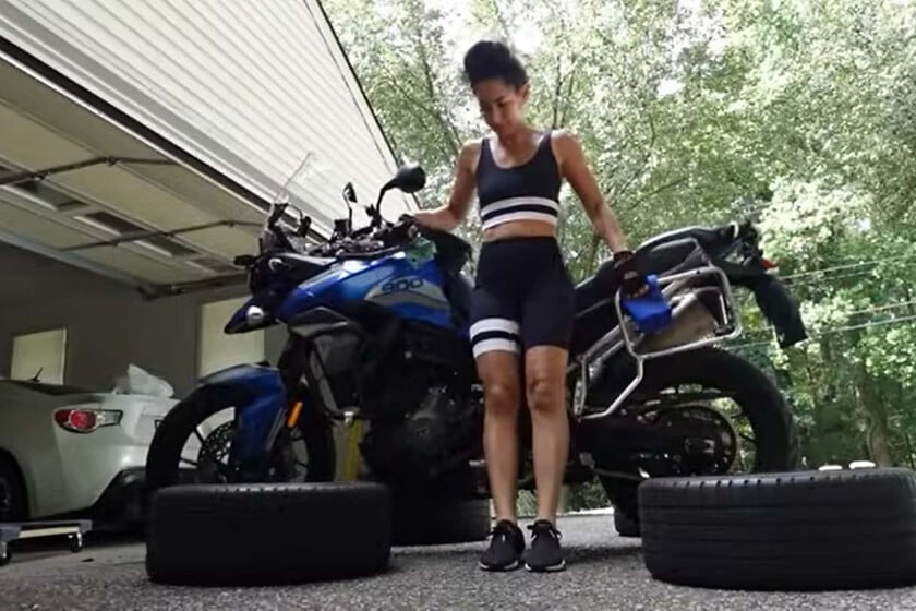 Esta youtuber ha demostrado que su moto de 220 kilos no le queda grande haciendo con 100 sentadillas al dí­a