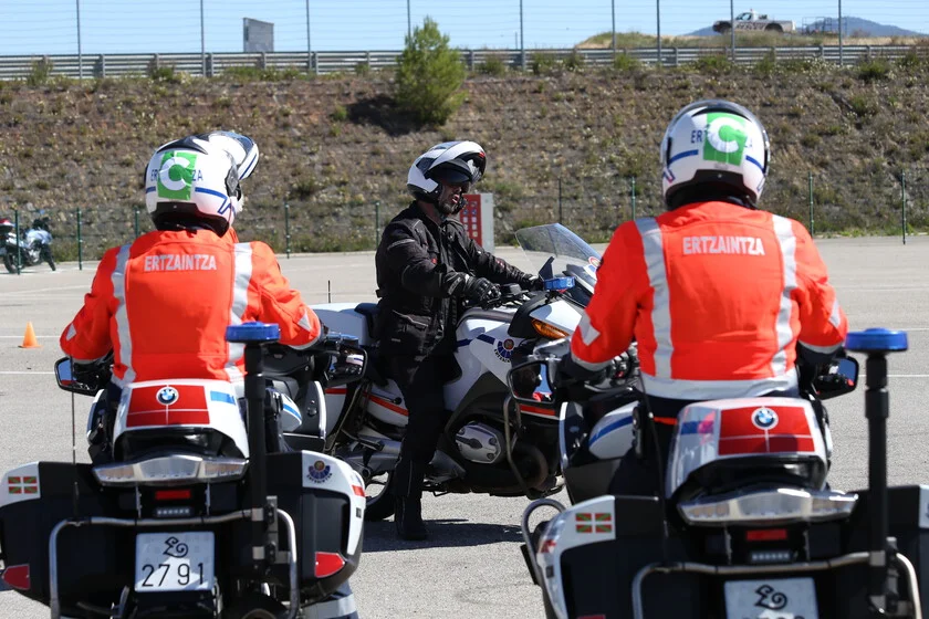 Dos mujeres de la Ertzaintza piden que cambien sus motos de 300 kg porque pesan demasiado