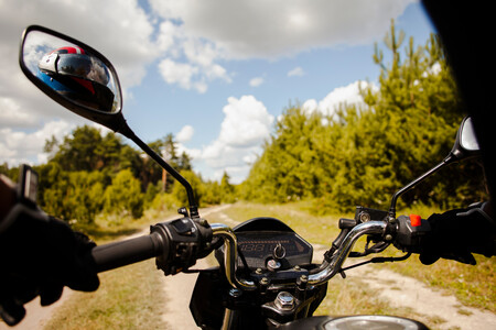 Motociclista conduciendo una motocicleta por un camino de tierra